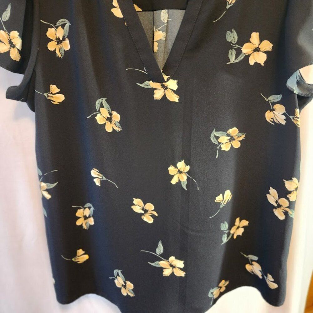 HILARY RADLEY SIZE LARGE DARK NAVY TOP WITH FLORAL PATTERN SHORT SLEEVE - Picture 5 of 11